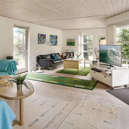 Nice In Vaeggerlose W/ Wifi And 3 Bedrooms Bøtø By