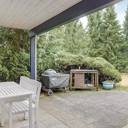 Nice In Vaeggerlose W/ Wifi And 3 Bedrooms Bøtø By